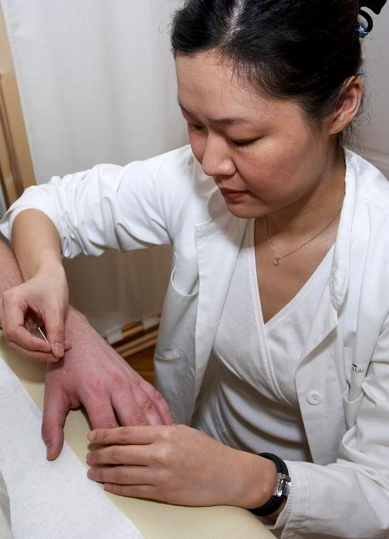 Dr. Liu Su-Ju, bei der Arbeit